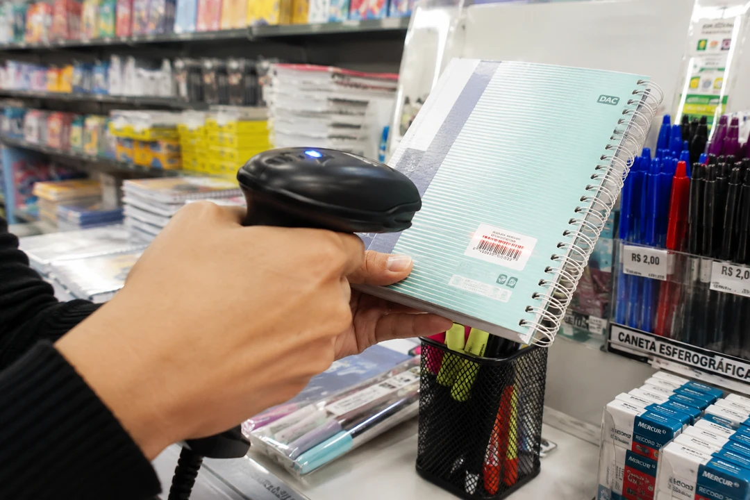 Uso de leitor de código de barras no papelaria